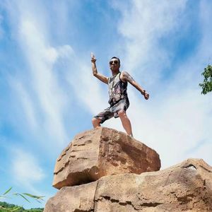 教室里强摁做开腿呻吟男男
