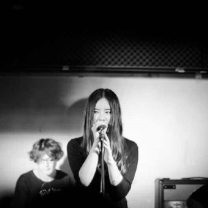 初中女生可以光溜溜上学吗
