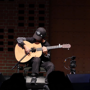 教室里强摁做开腿呻吟男男
